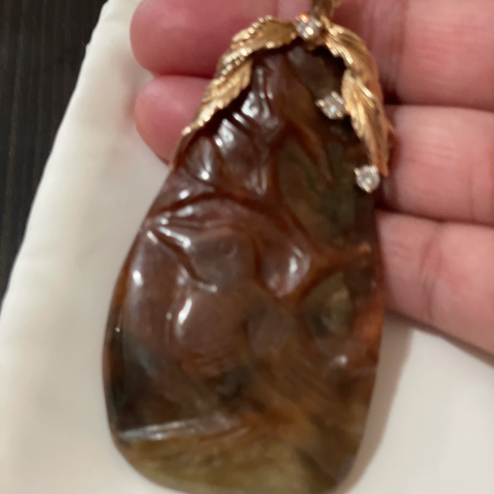 Jade gold pendant diamond and peridot.